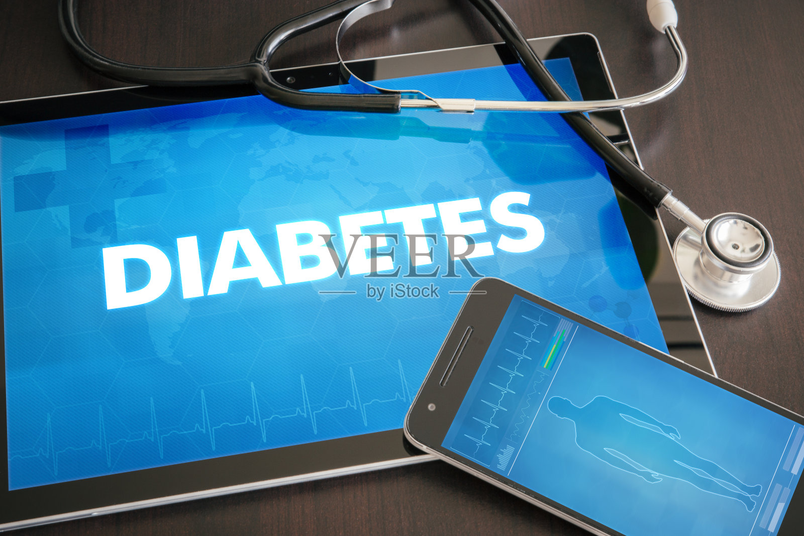 糖尿病(内分泌疾病)诊断的医学概念在平板屏幕与听诊器照片摄影图片