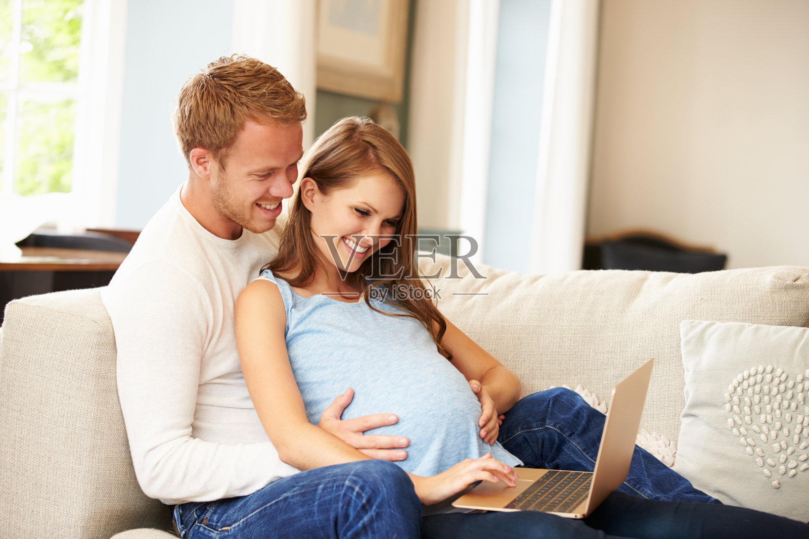 夫妇与孕妇一起使用笔记本电脑照片摄影图片