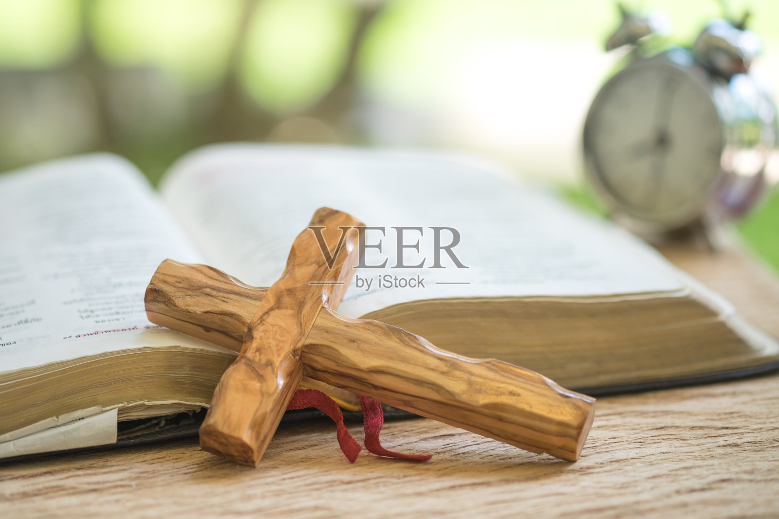 木制十字架和圣经照片摄影图片