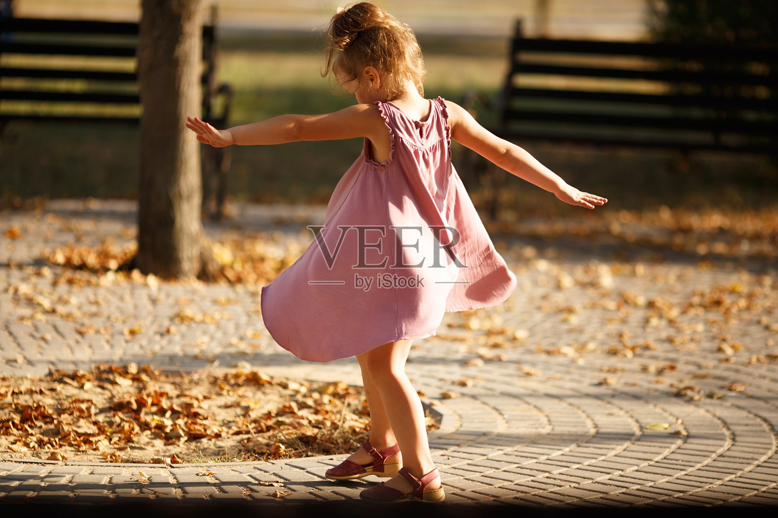 小女孩在公园跳舞的全身像照片摄影图片