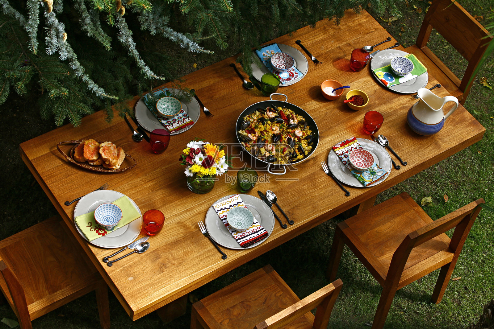 西班牙式餐桌，配海鲜饭照片摄影图片
