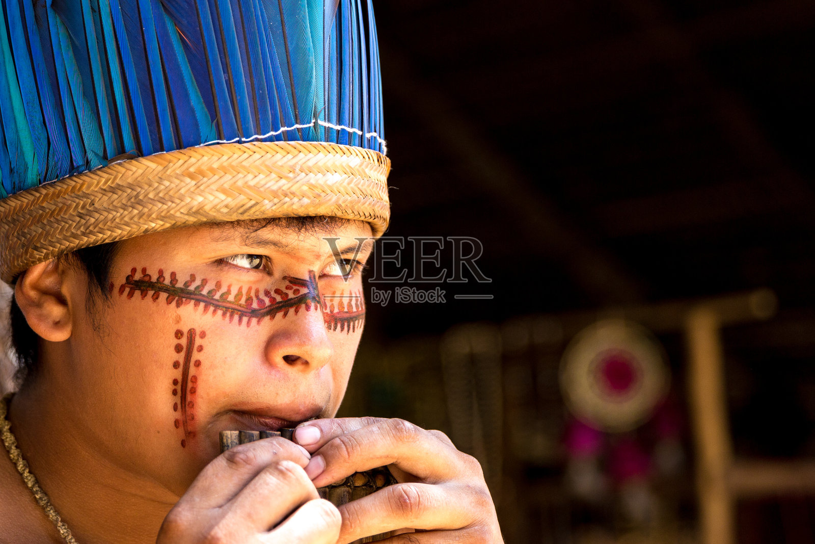 演奏木笛的巴西土著照片摄影图片