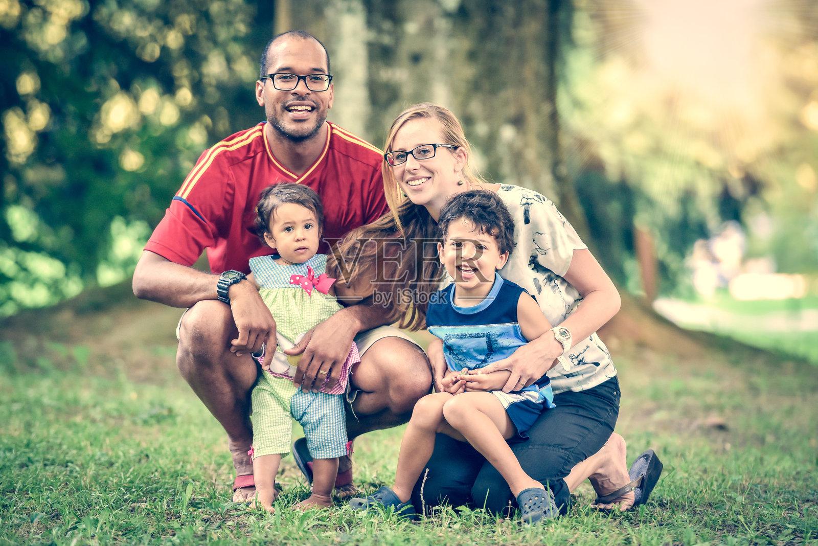 快乐的跨种族家庭正在公园享受一天照片摄影图片