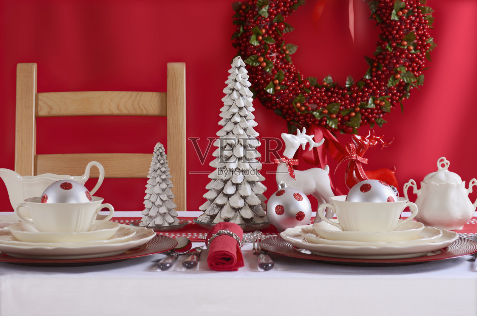 红色和白色圣诞餐桌设置。照片摄影图片