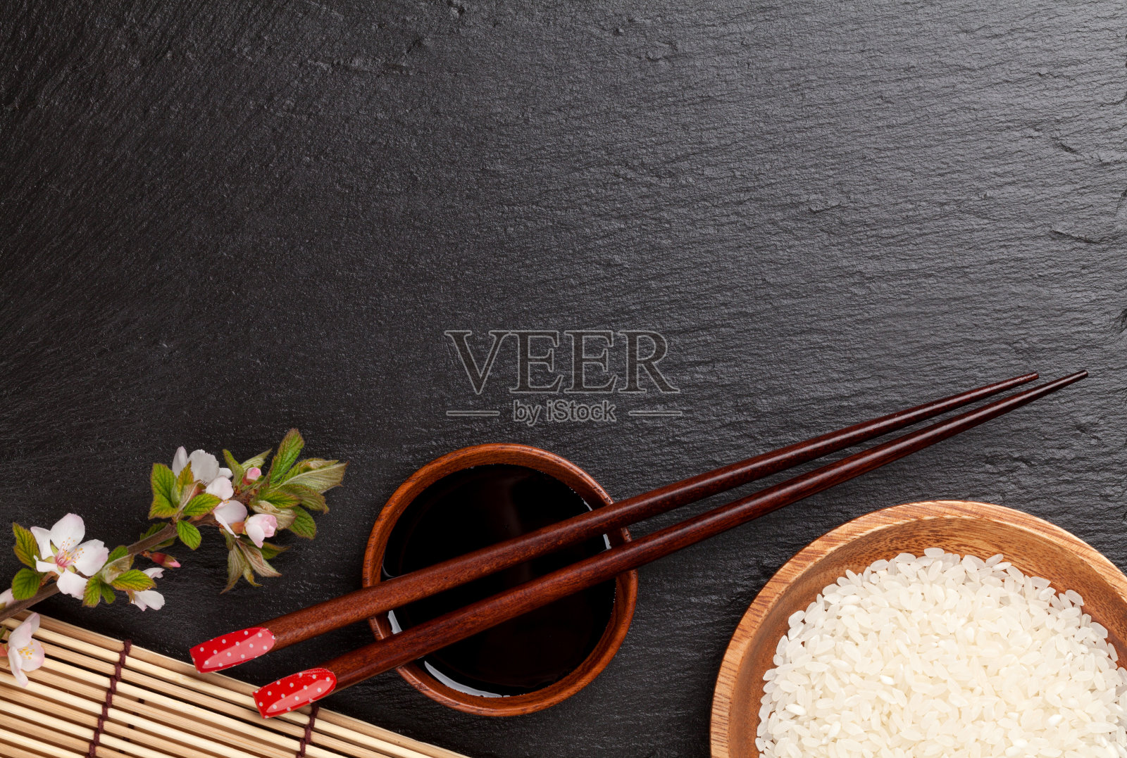 日本寿司筷子，酱油碗，米饭和樱花饼照片摄影图片