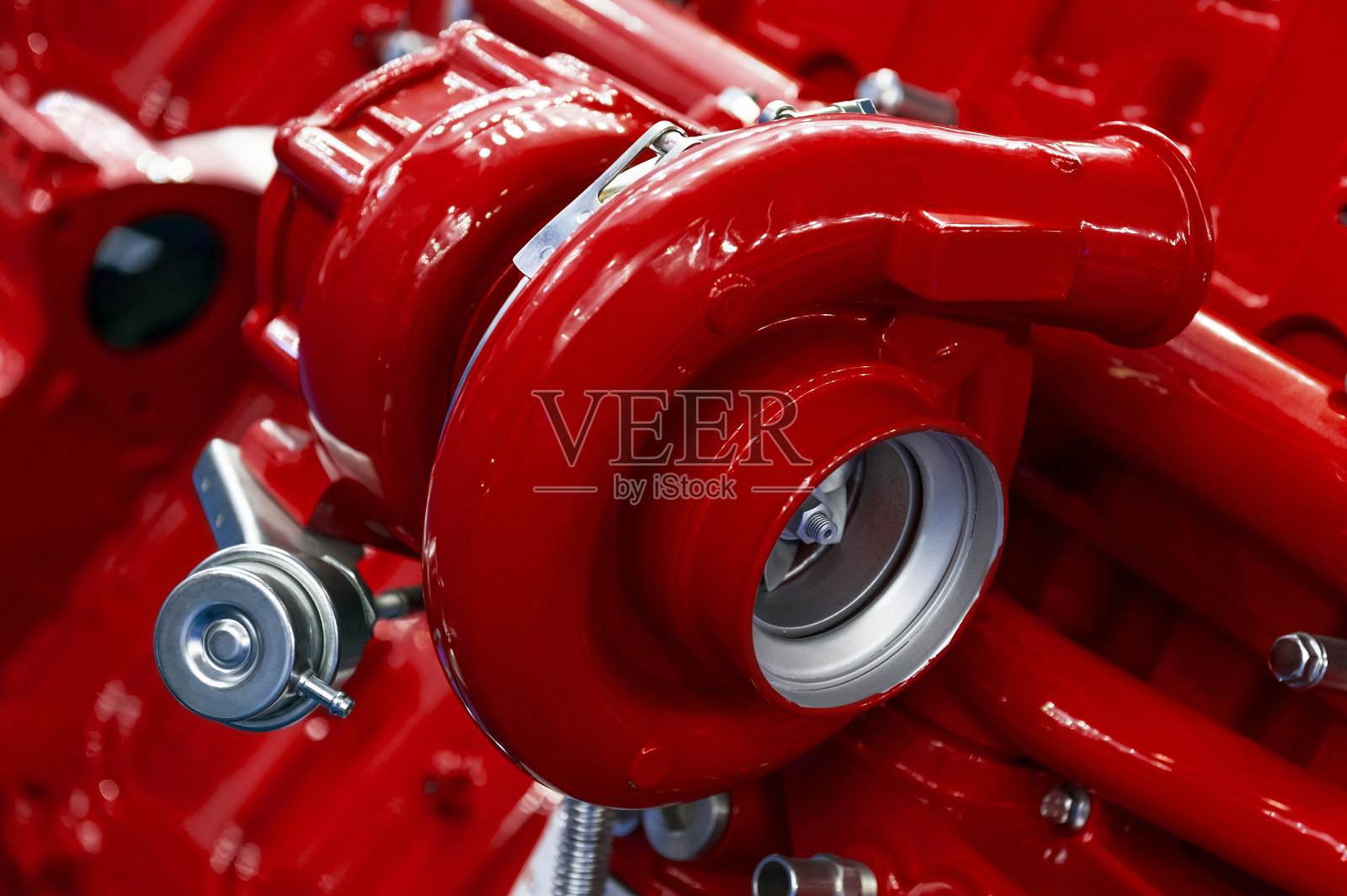 红色发动机的涡轮增压器照片摄影图片