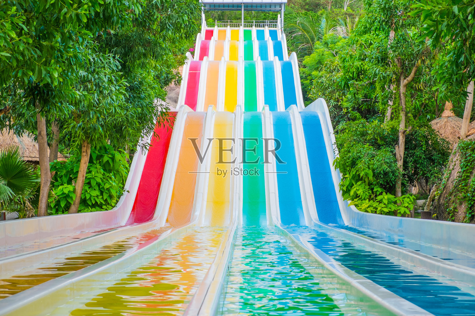 水上乐园的彩色滑梯照片摄影图片