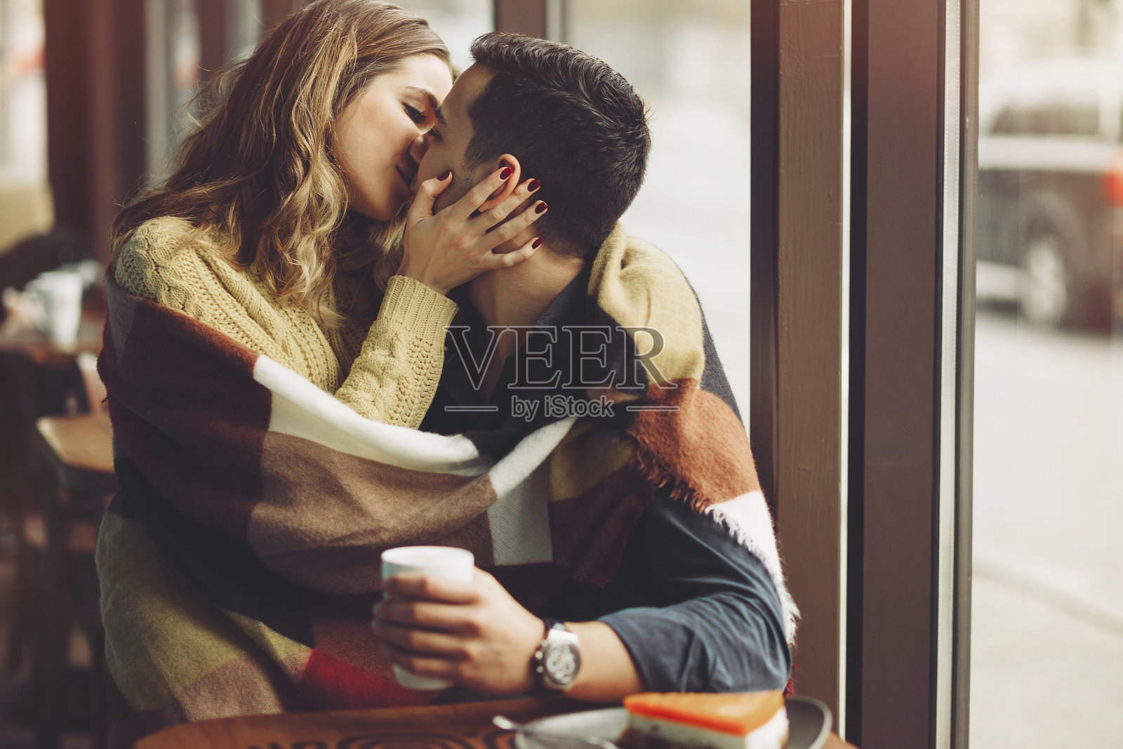 相爱的情侣在咖啡店喝咖啡照片摄影图片