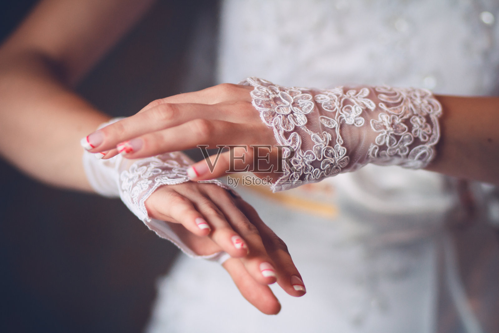 美丽优雅的新娘之手照片摄影图片