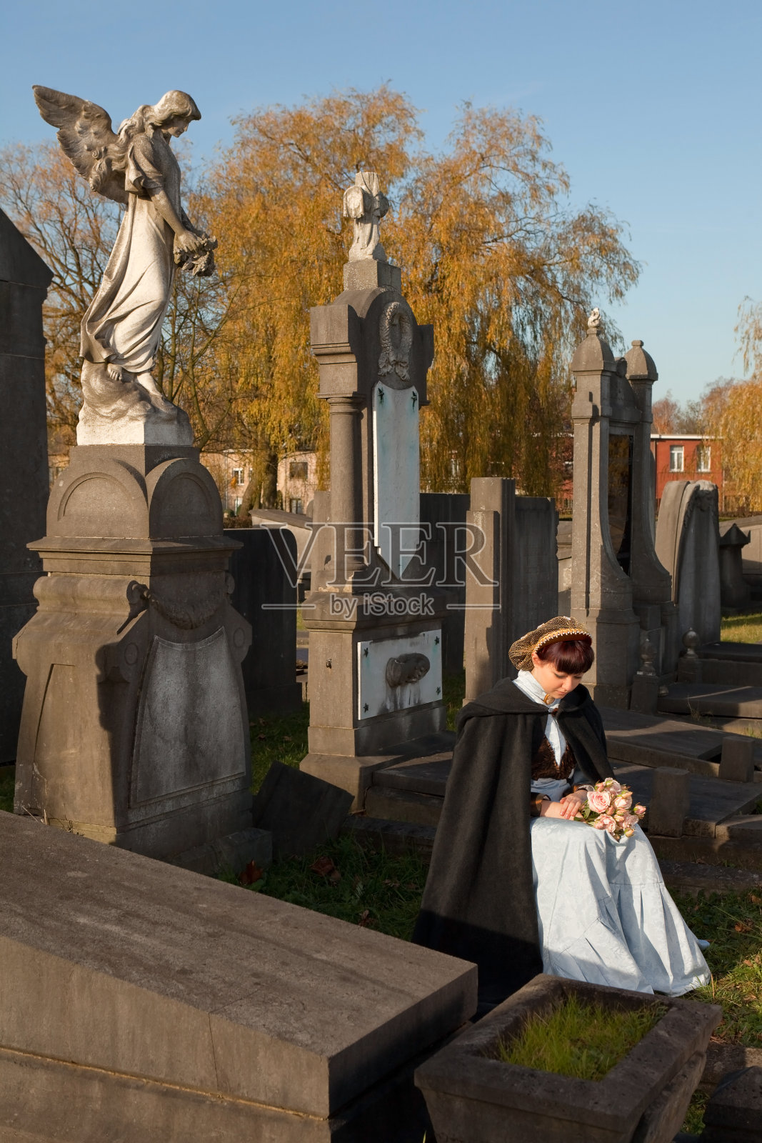 寡妇在墓地照片摄影图片