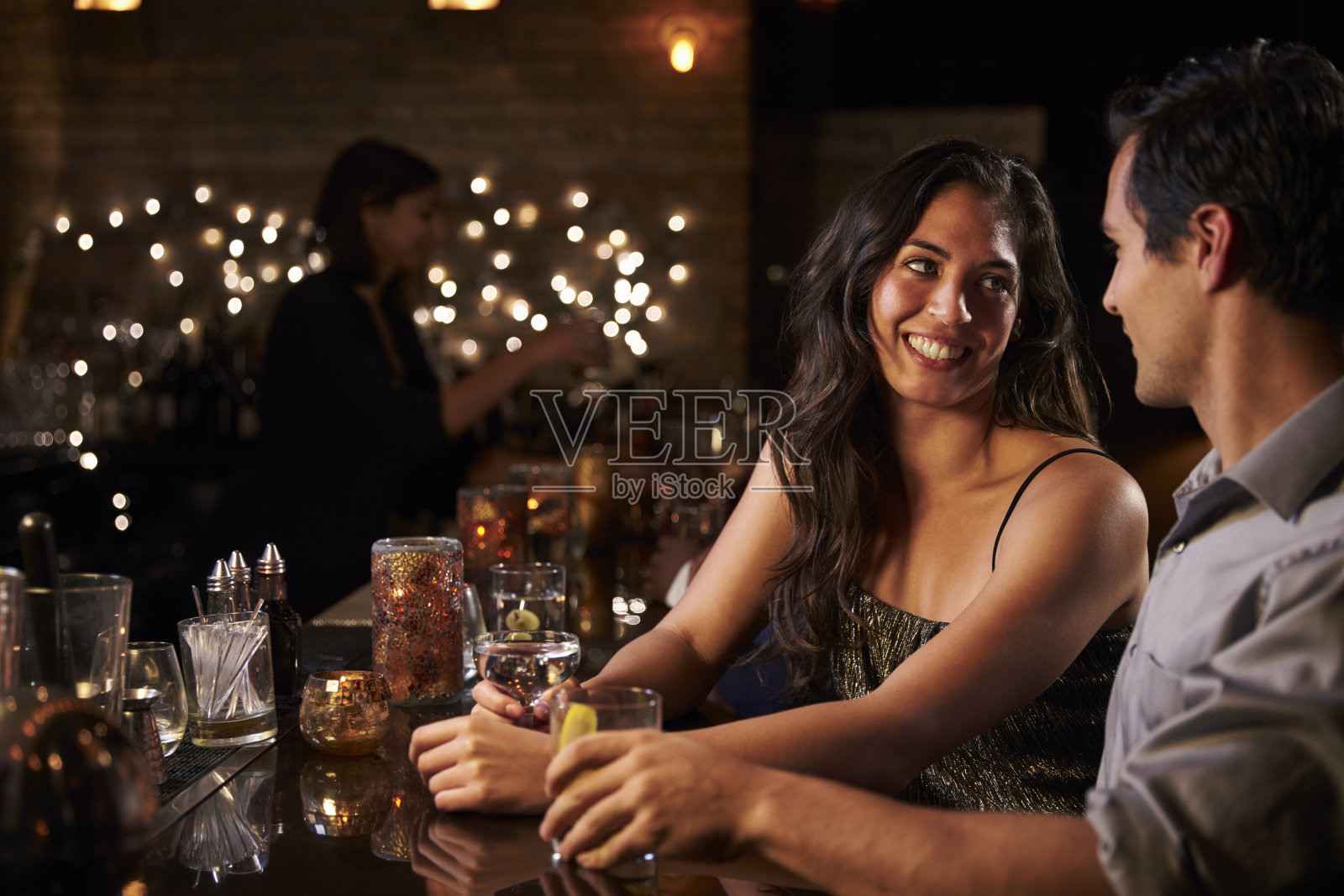 在鸡尾酒吧享受夜晚的情侣照片摄影图片