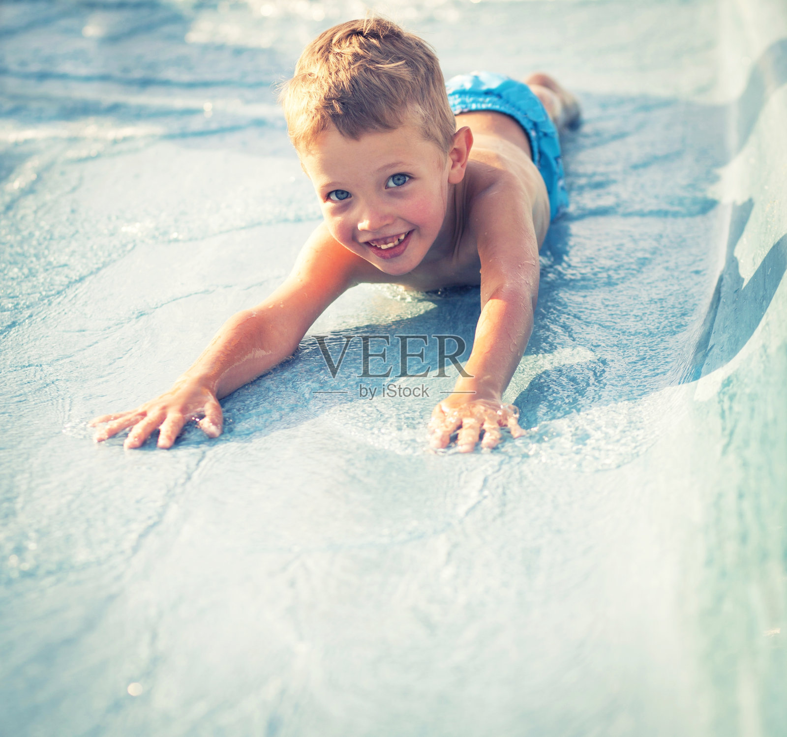 孩子在水上乐园玩滑水，暑假照片摄影图片