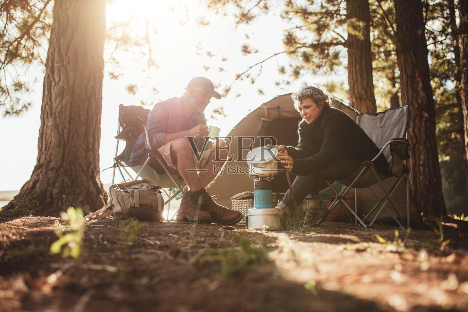 朋友们在野营旅行中，在他们的帐篷附近放松照片摄影图片_ID:142395723-Veer图库