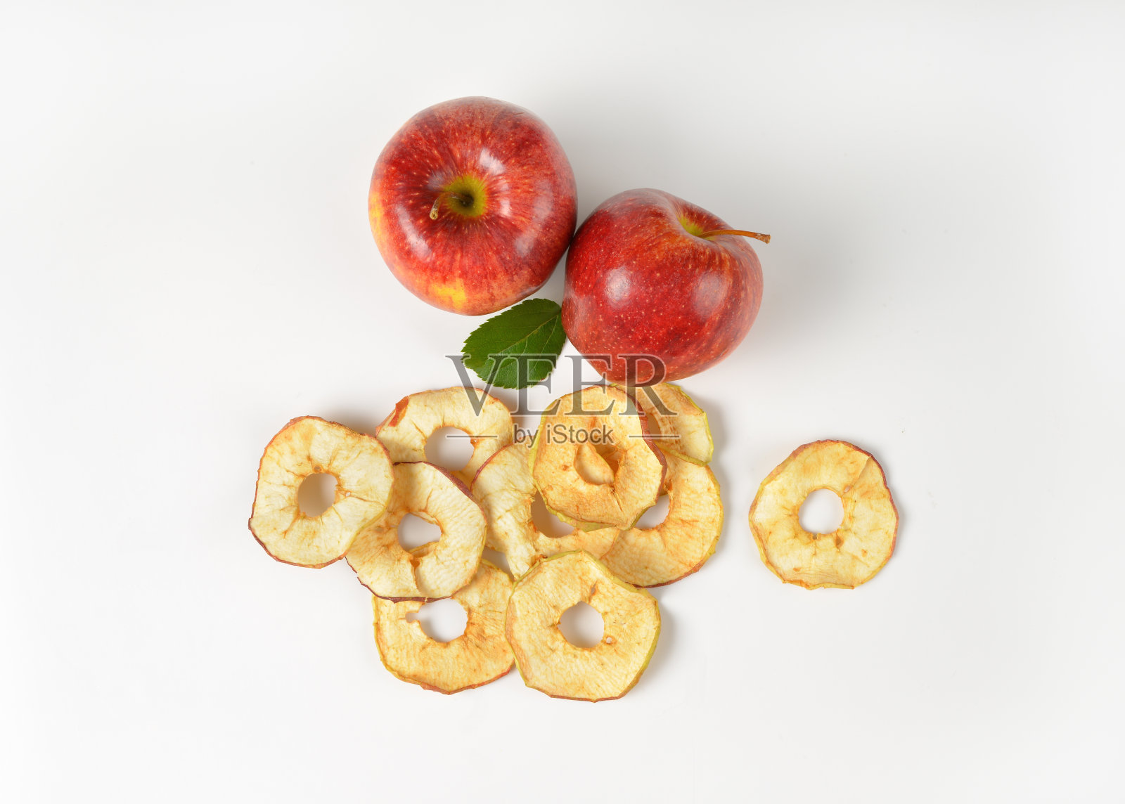 两个完整的苹果和干苹果圈照片摄影图片