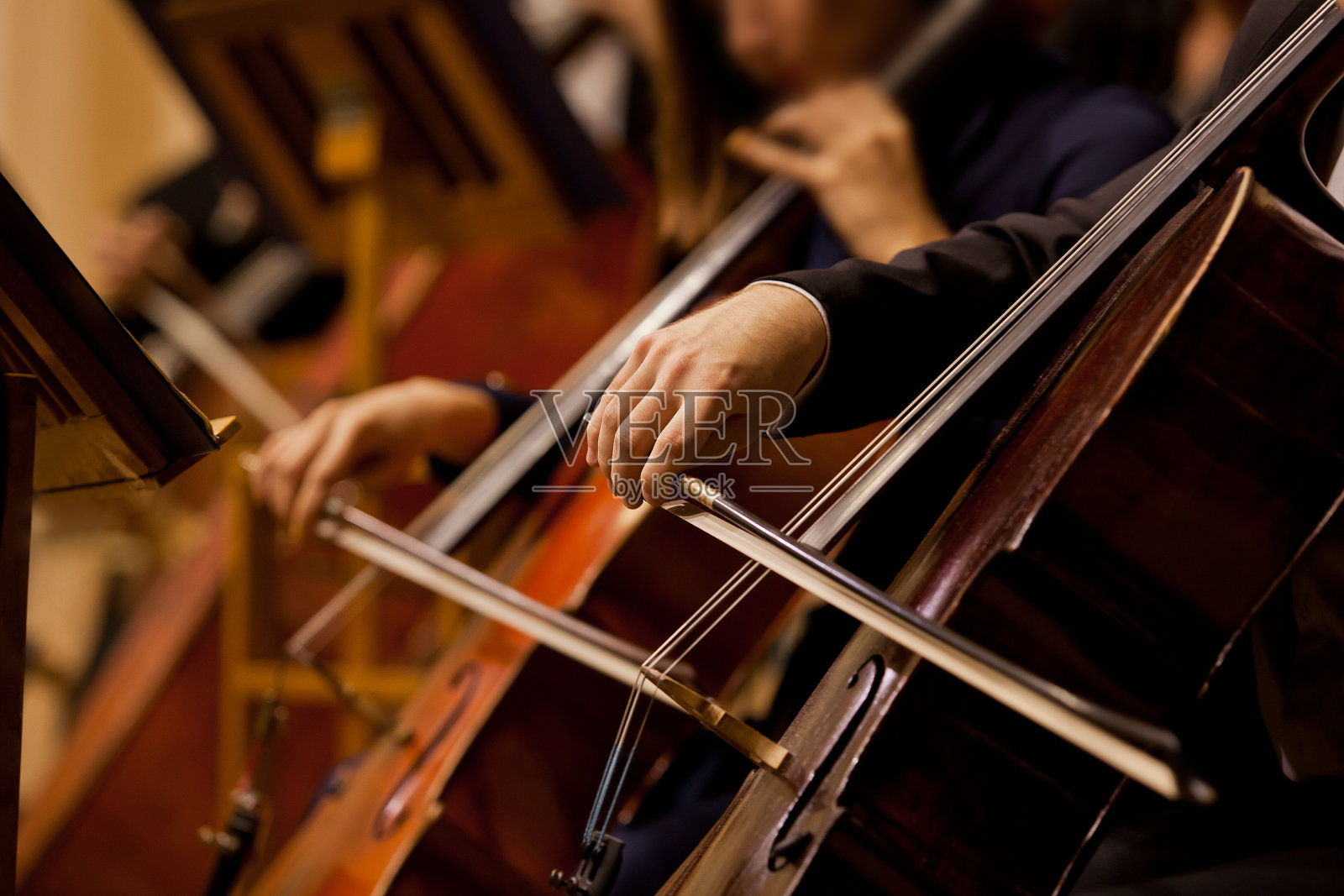 拉大提琴的人的手照片摄影图片