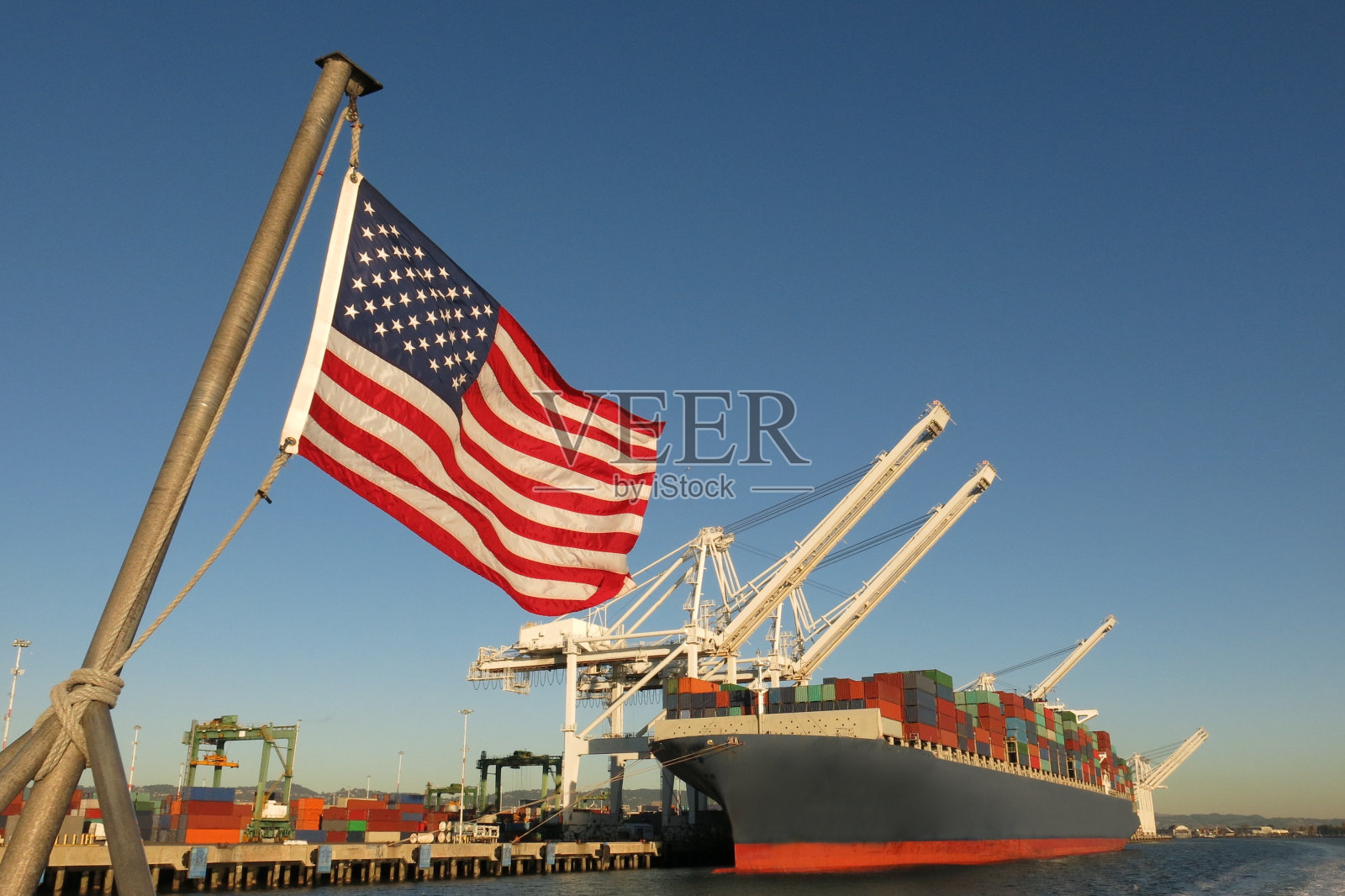 美国国旗美国港口集装箱船标志着经济产业的骄傲照片摄影图片