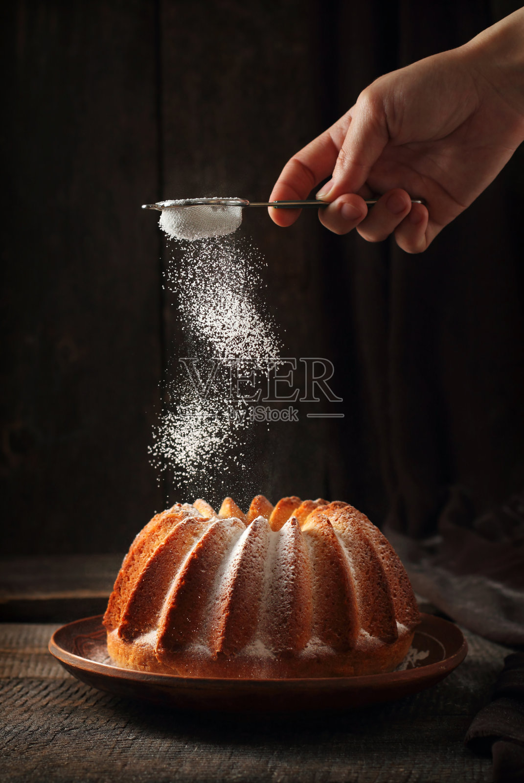 橘子蛋糕上撒糖粉照片摄影图片