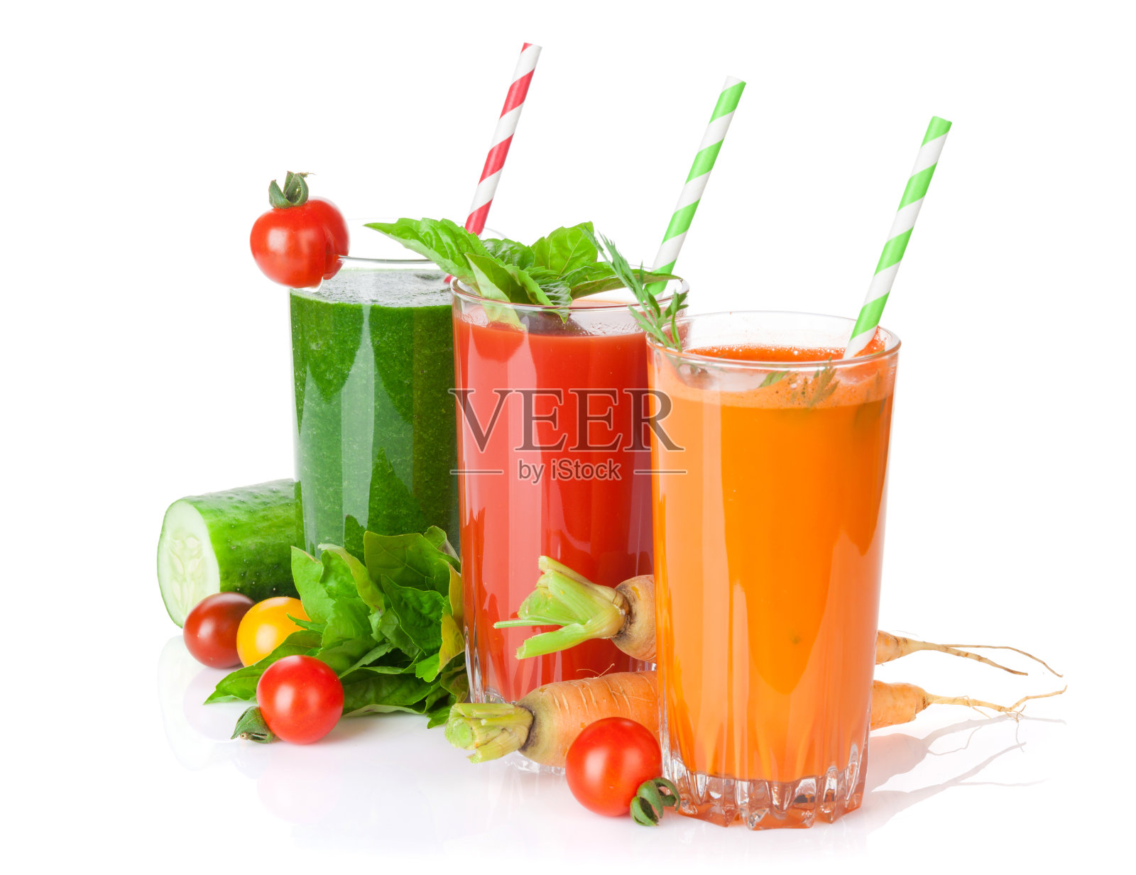 新鲜的蔬菜汁。番茄、黄瓜、胡萝卜照片摄影图片