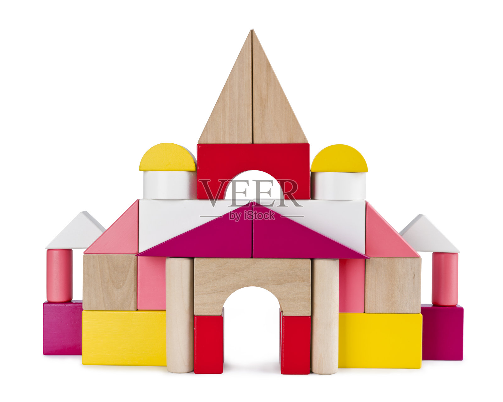 五颜六色的塔城堡由玩具砖砌成，孤立在白色之上照片摄影图片