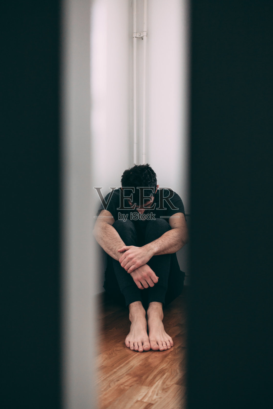 一个人独自坐着，神情沮丧照片摄影图片