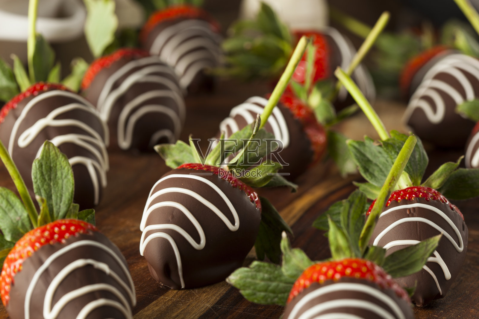 自制巧克力蘸草莓照片摄影图片
