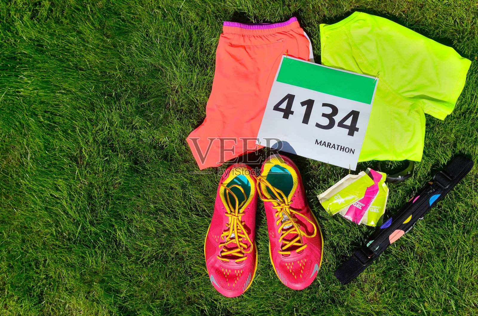 跑步鞋、马拉松比赛号码布、跑步装备照片摄影图片