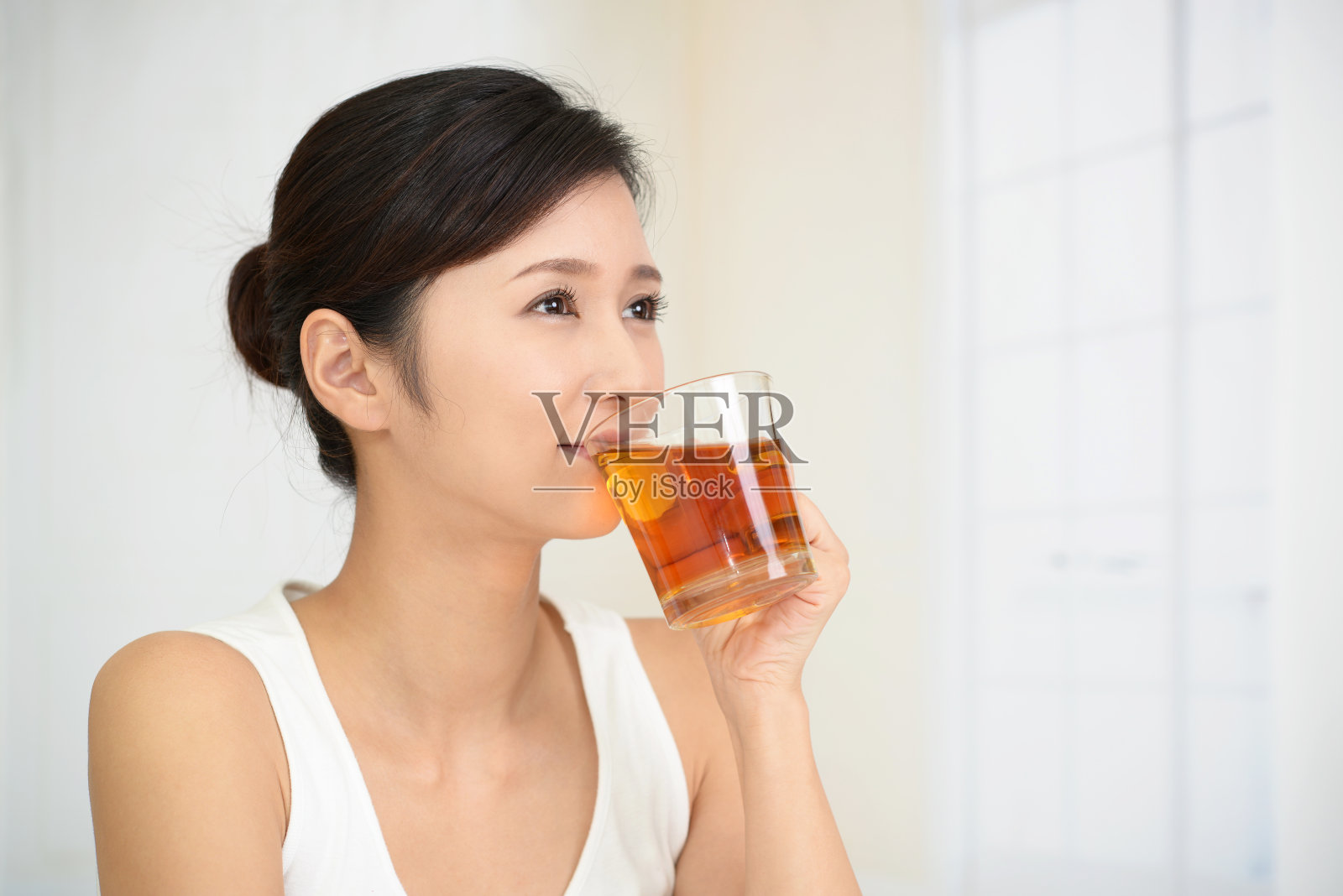 女人喝茶照片摄影图片