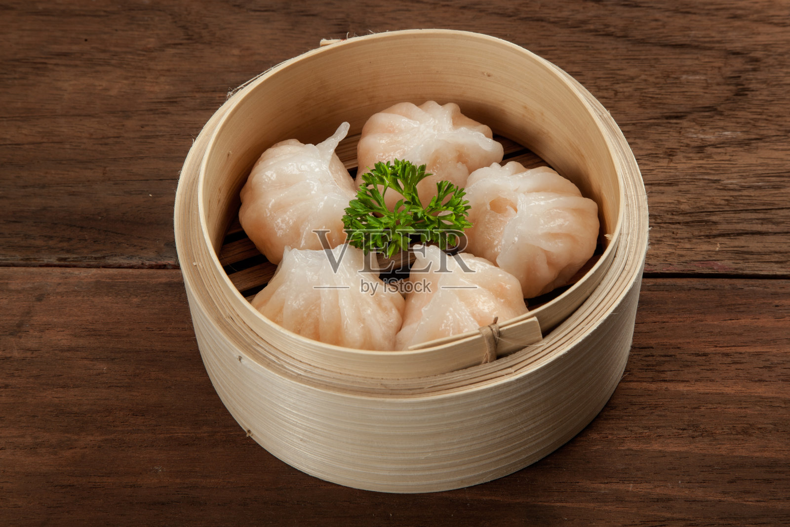 竹蒸笼里的中国饺子照片摄影图片
