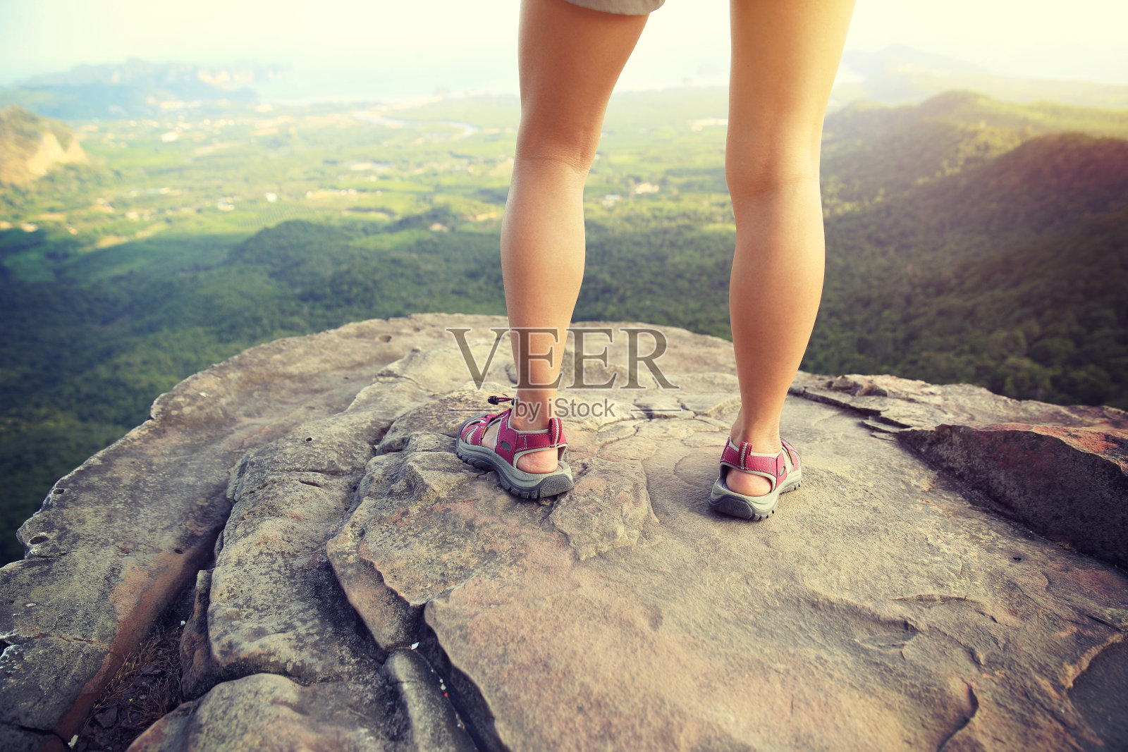 年轻女子徒步旅行腿在山顶岩石照片摄影图片