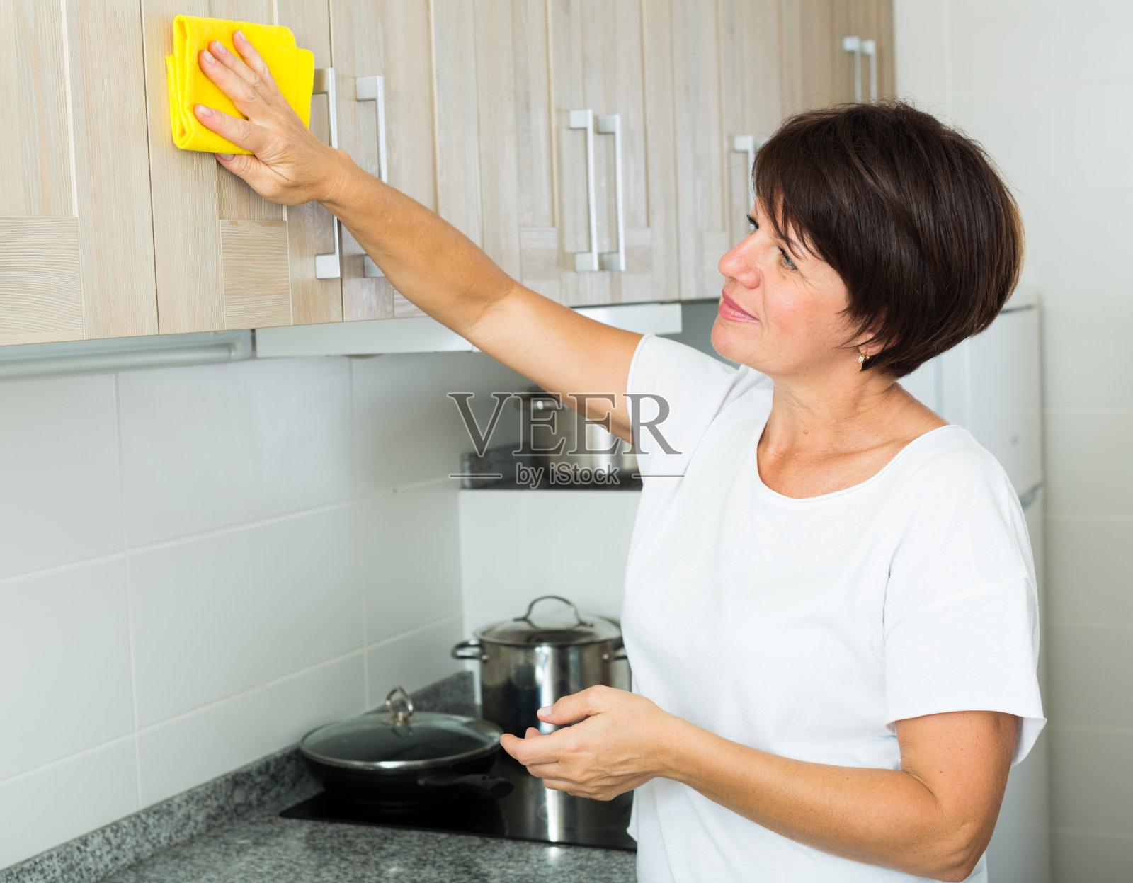 退休妇女在家打扫卫生照片摄影图片