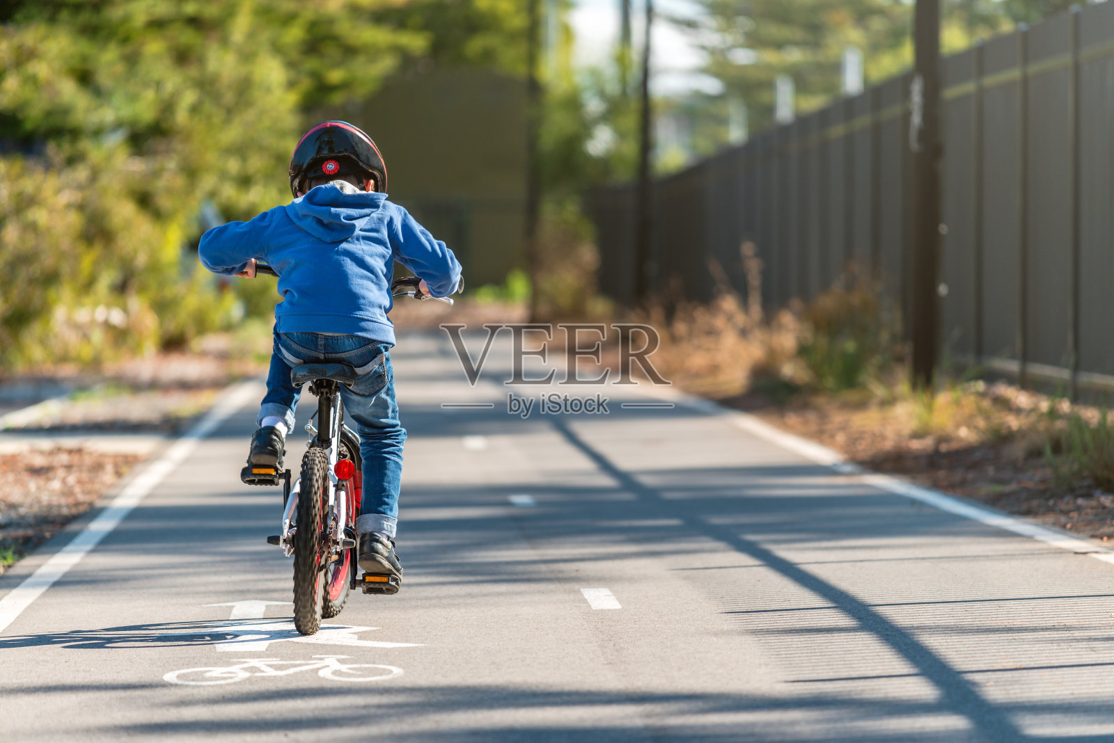 一个孩子在自行车道上骑自行车照片摄影图片