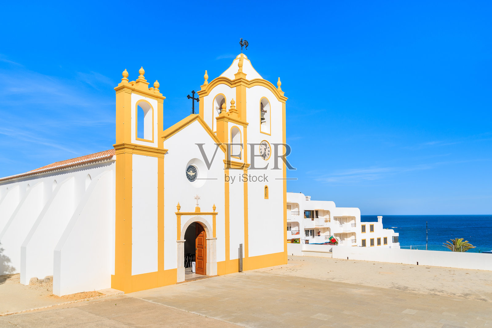 葡萄牙海岸卢茨镇的典型教堂照片摄影图片