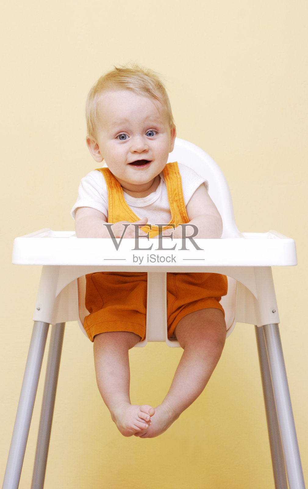 高椅上的男婴照片摄影图片