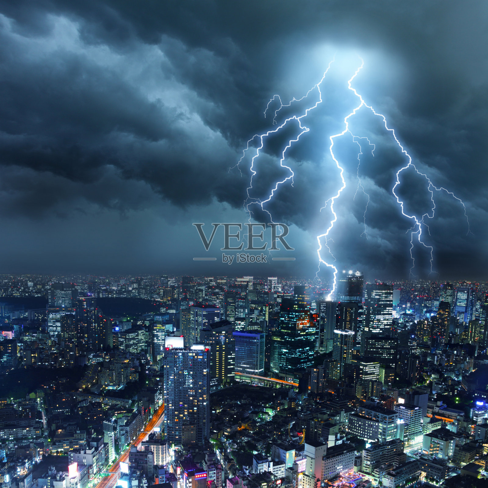 雷雨期间，城市摩天大楼上空的闪电照片摄影图片