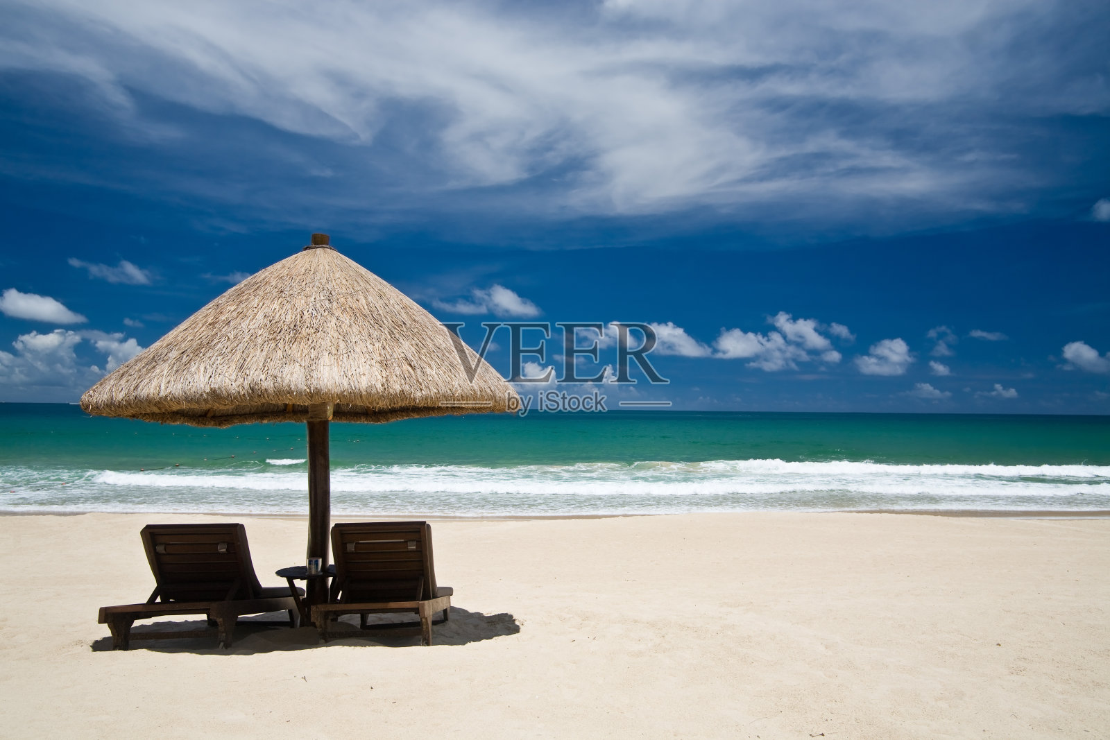 带雨伞和椅子的海滩，copyspace照片摄影图片