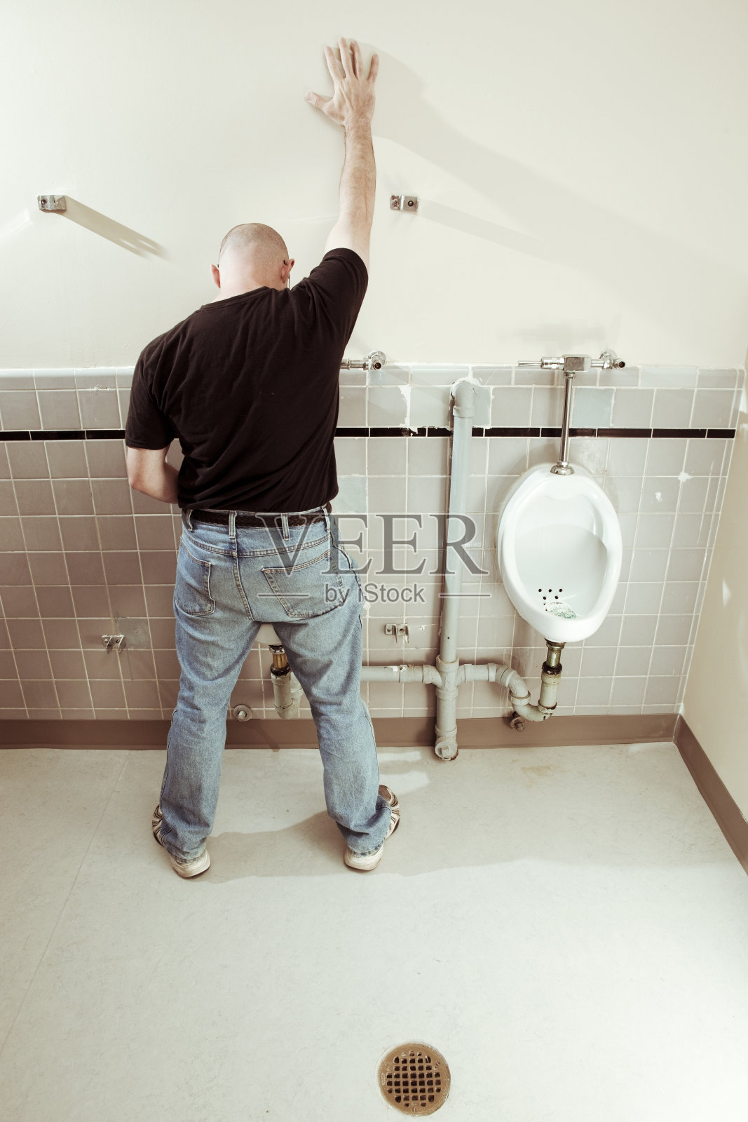 男人在厕所的小便池照片摄影图片