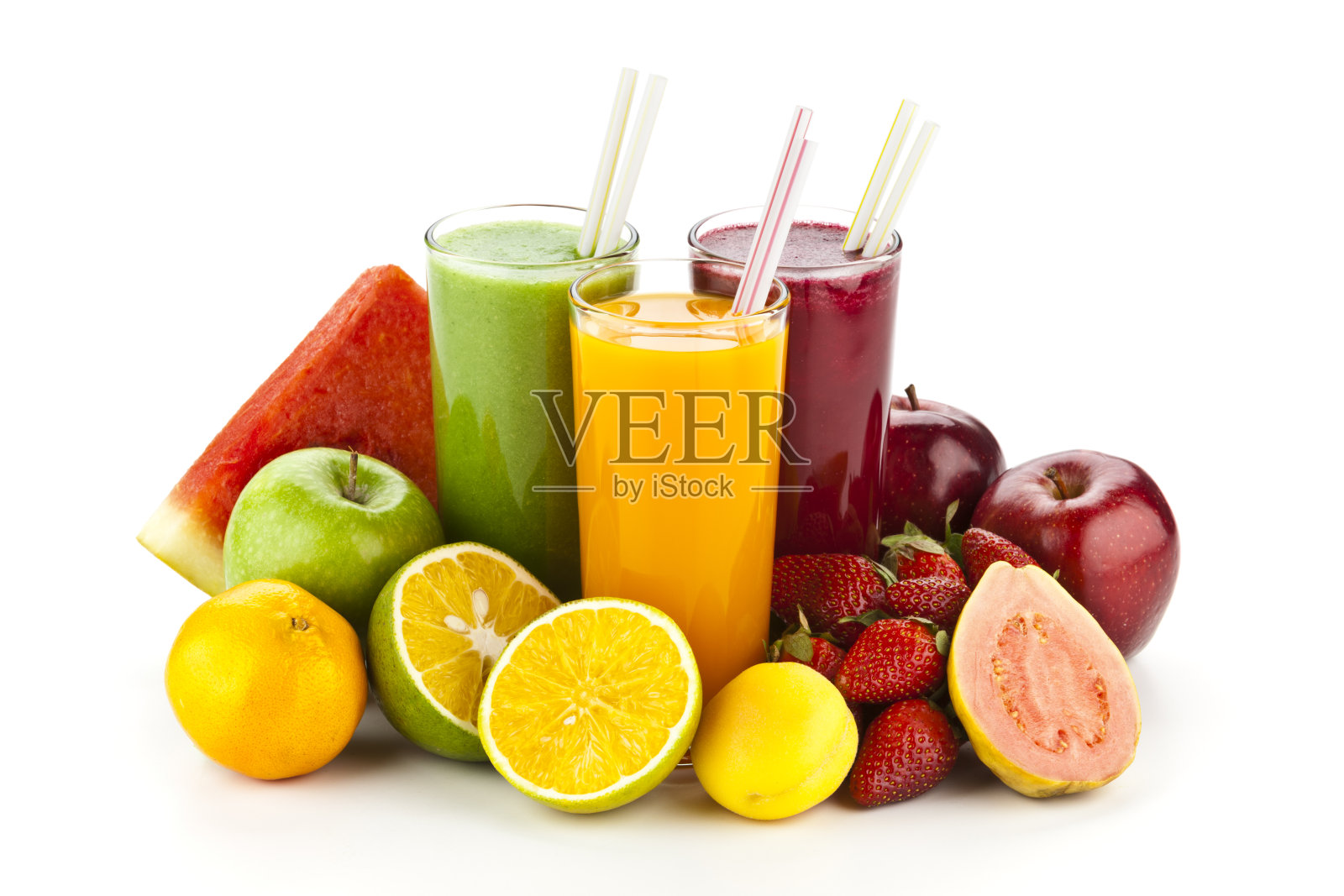 三个果汁杯周围是五颜六色的水果照片摄影图片