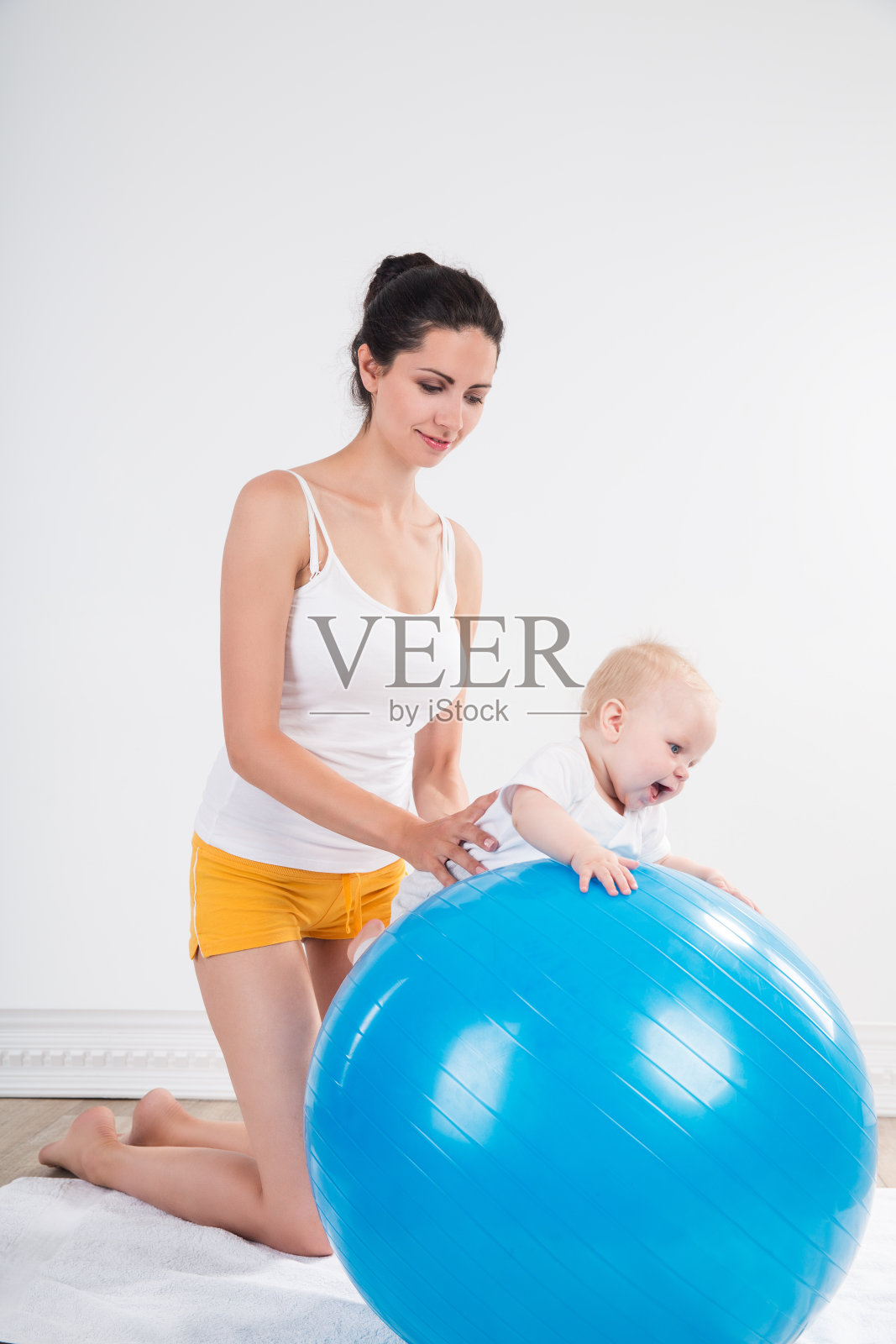 体操和婴儿在fitball照片摄影图片