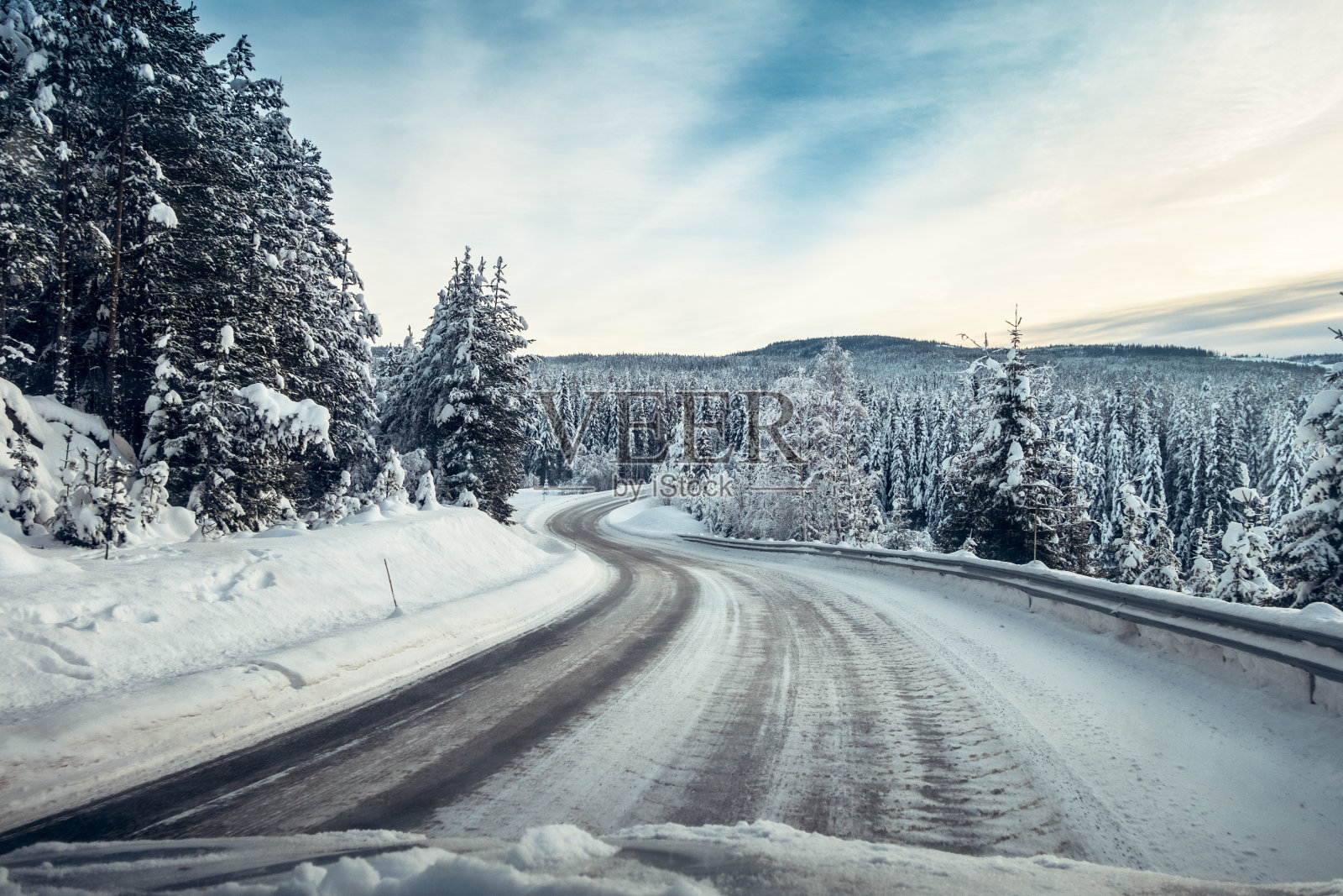 1月，在挪威奥普兰的一条湿滑的道路上行驶照片摄影图片