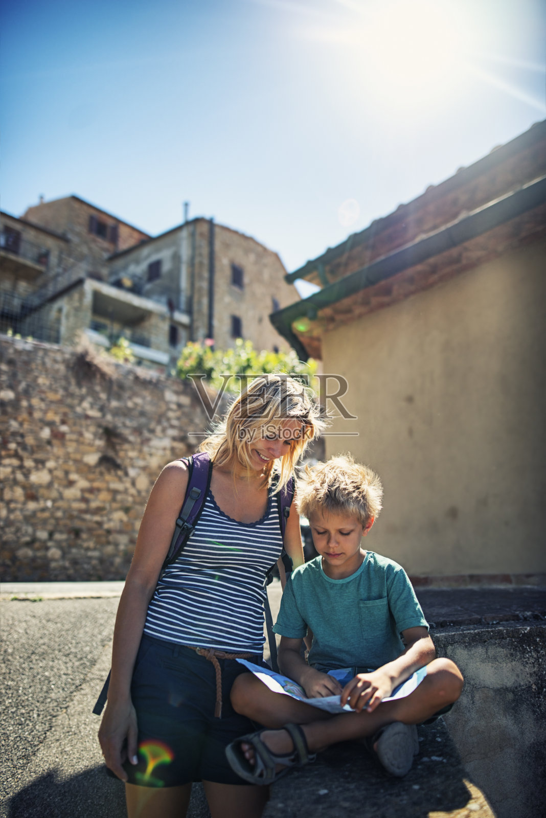 母亲和儿子参观一个意大利小镇照片摄影图片