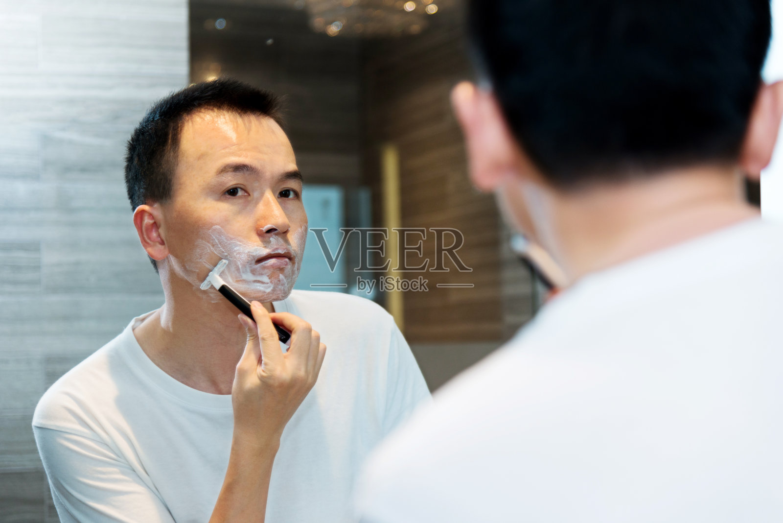 年轻亚洲男子刮胡子照片摄影图片