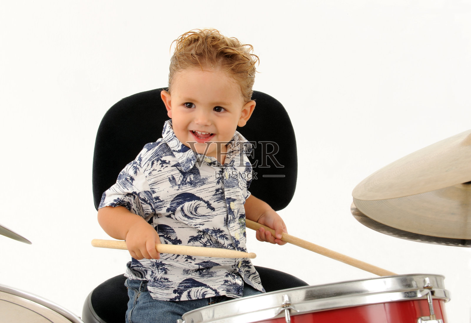 快乐的孩子的鼓手照片摄影图片