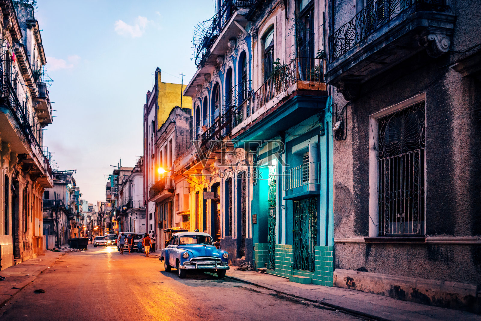 黄昏时分，古巴哈瓦那街头，一辆美国老爷车照片摄影图片