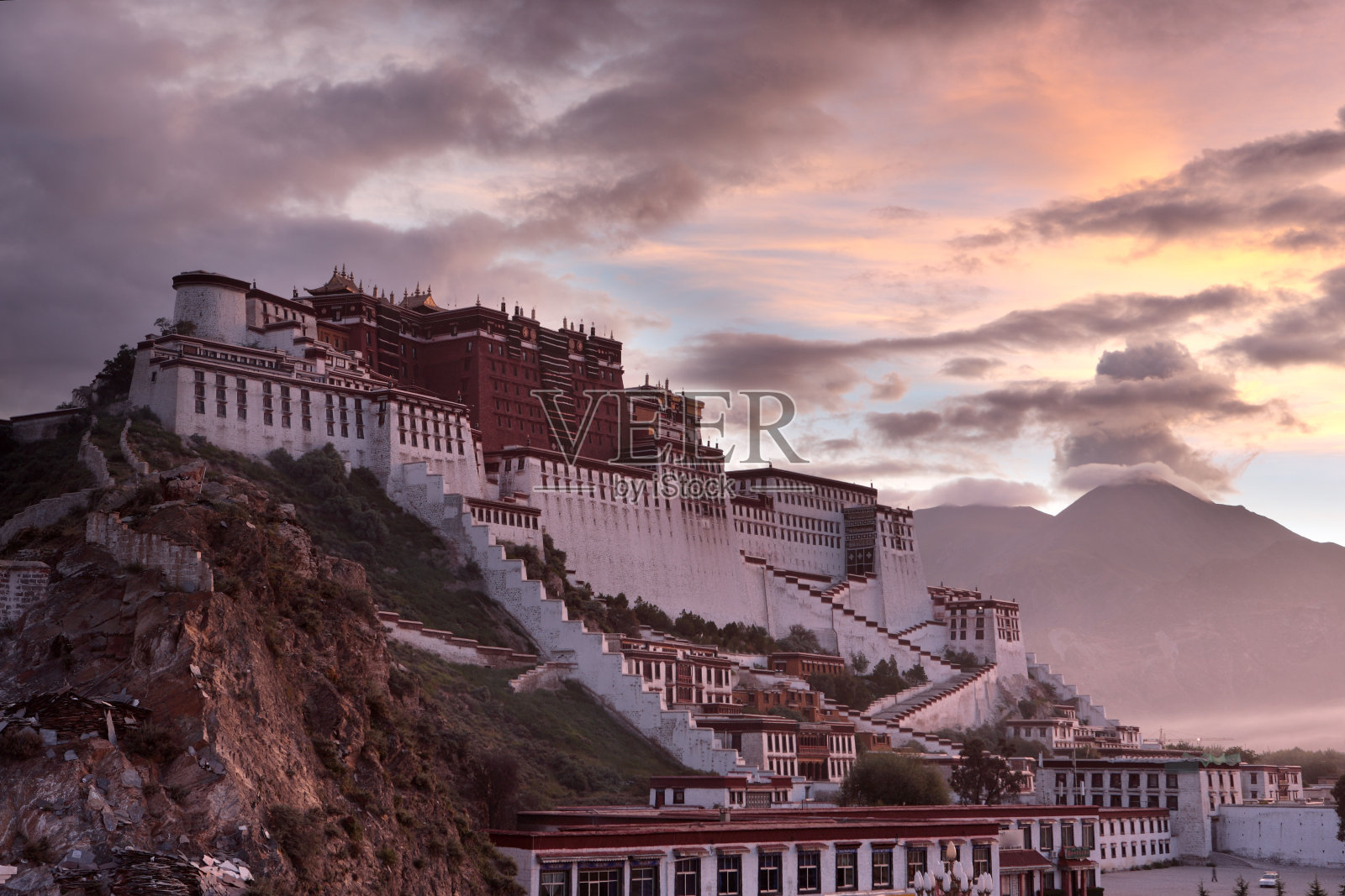 西藏，布达拉宫的日出照片摄影图片