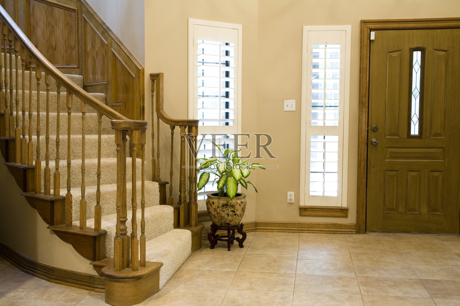 高档、现代家居的入口大厅。楼梯，前门，门厅。照片摄影图片