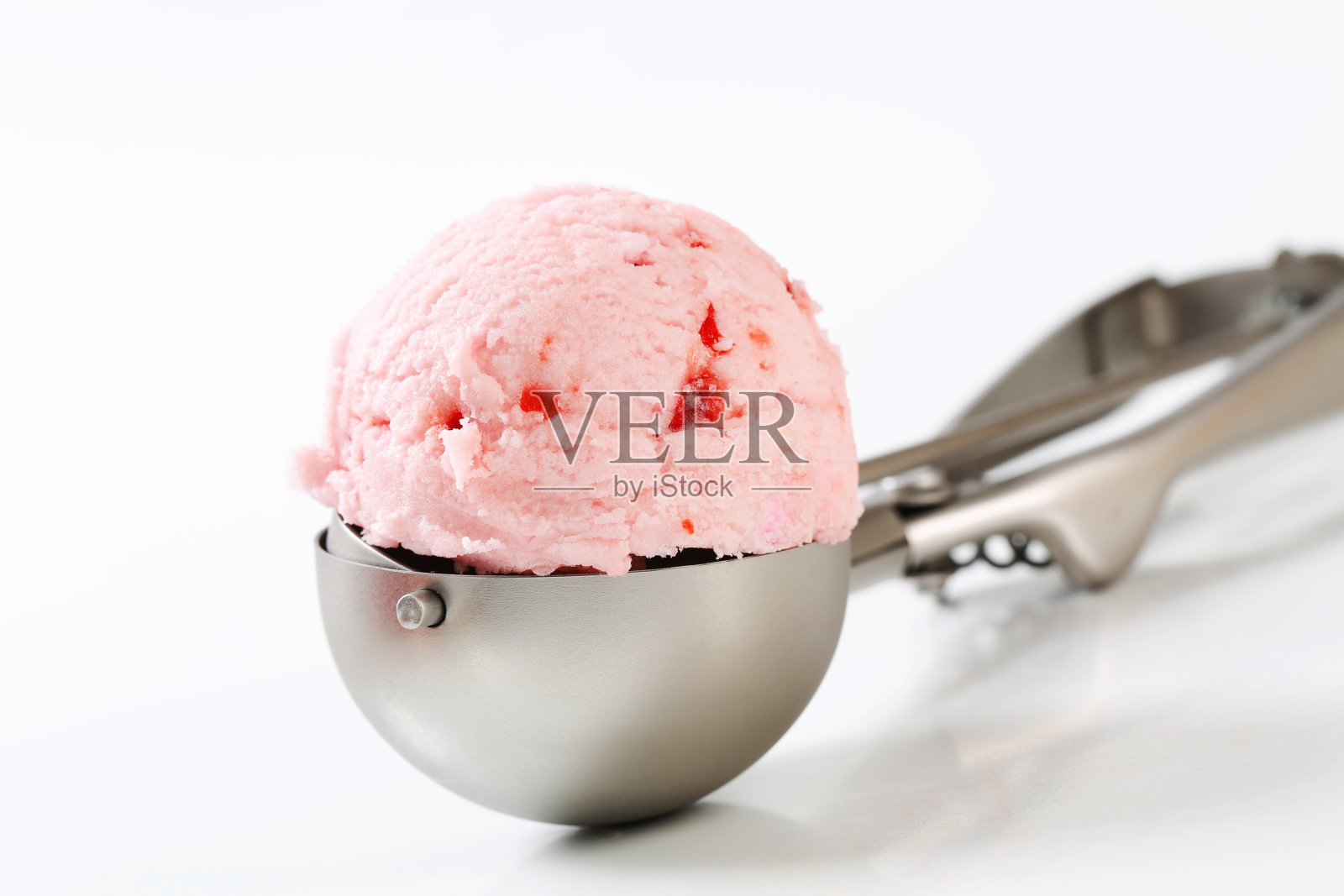 勺子上的草莓冰淇淋照片摄影图片