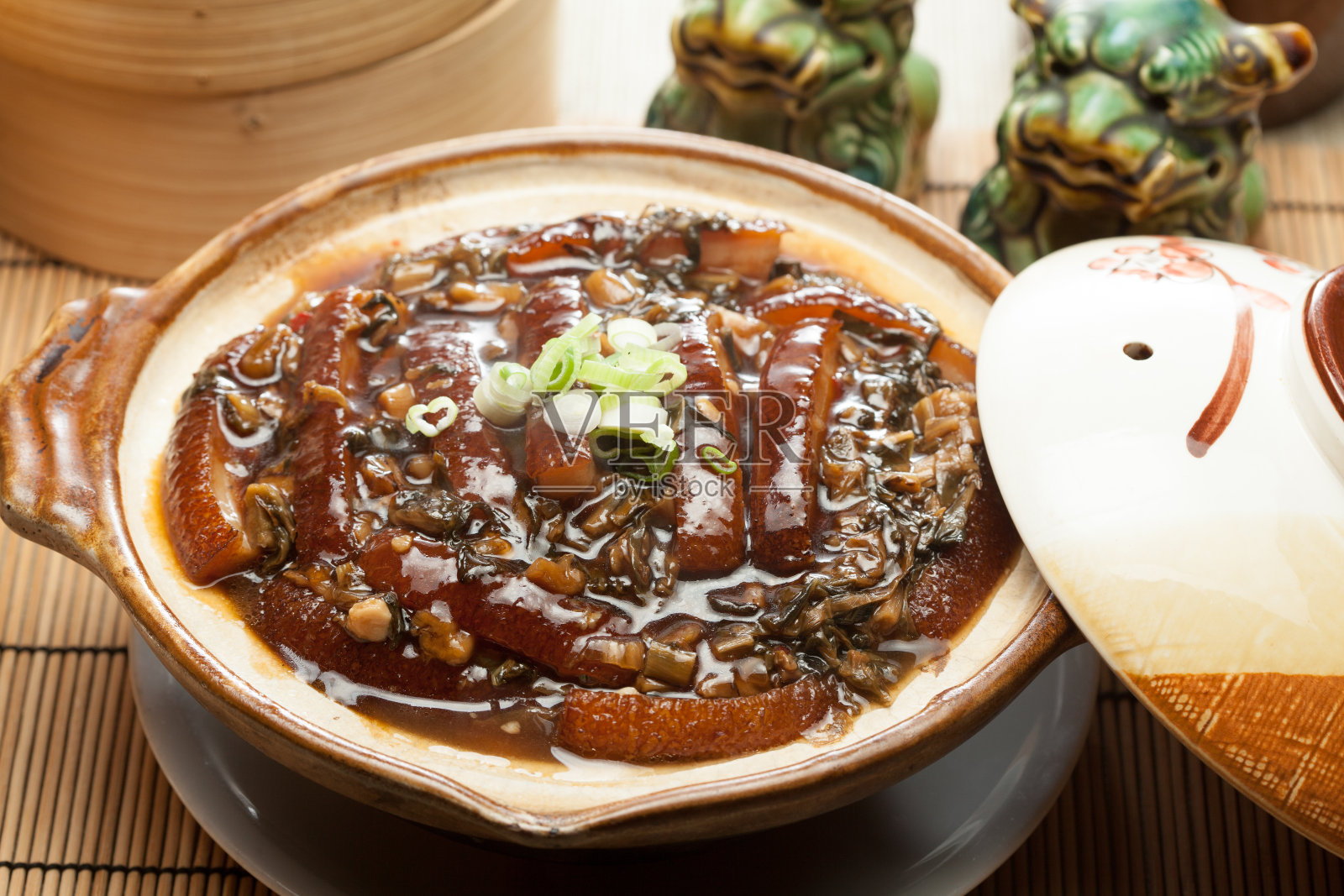 Steamed Mui Choy with Pork - Mei Cai Kou Rou 梅菜扣肉照片摄影图片
