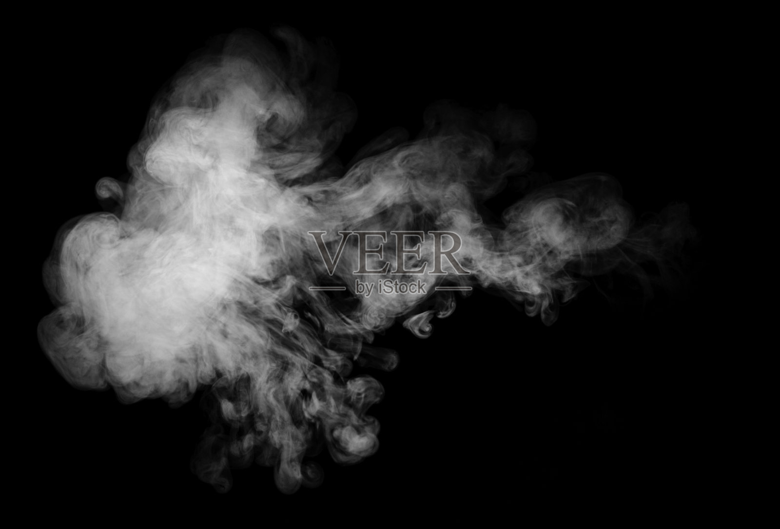 一股黑色背景的烟雾照片摄影图片