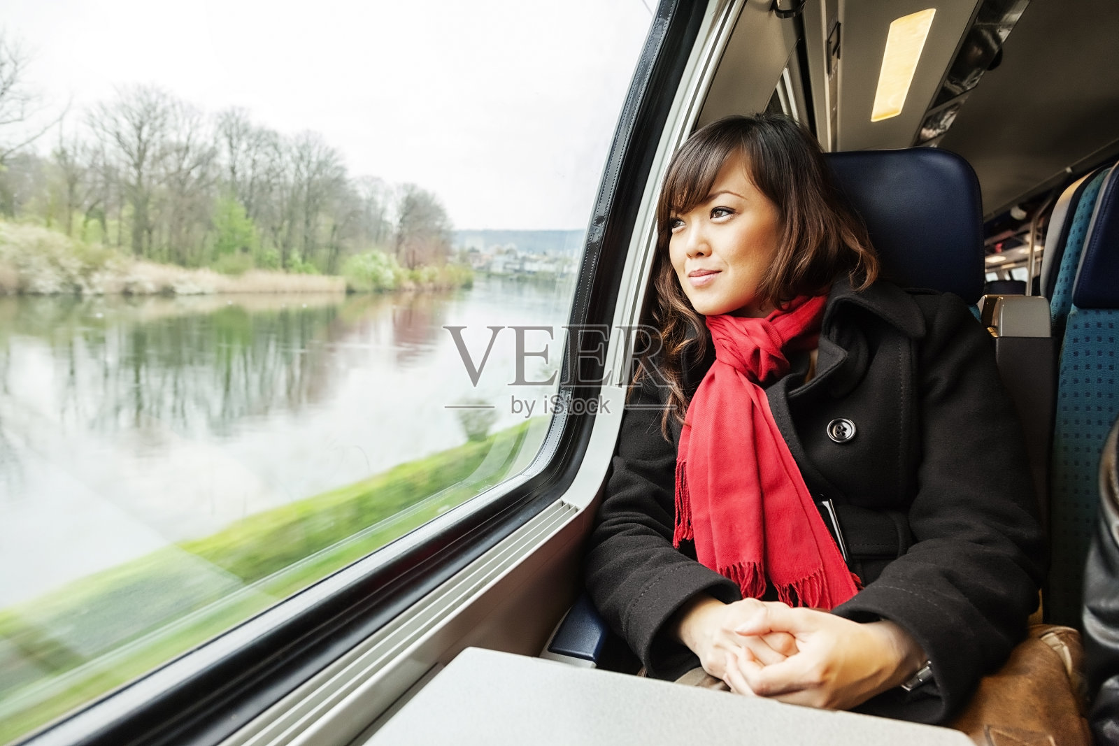 年轻的亚洲妇女乘火车旅行照片摄影图片