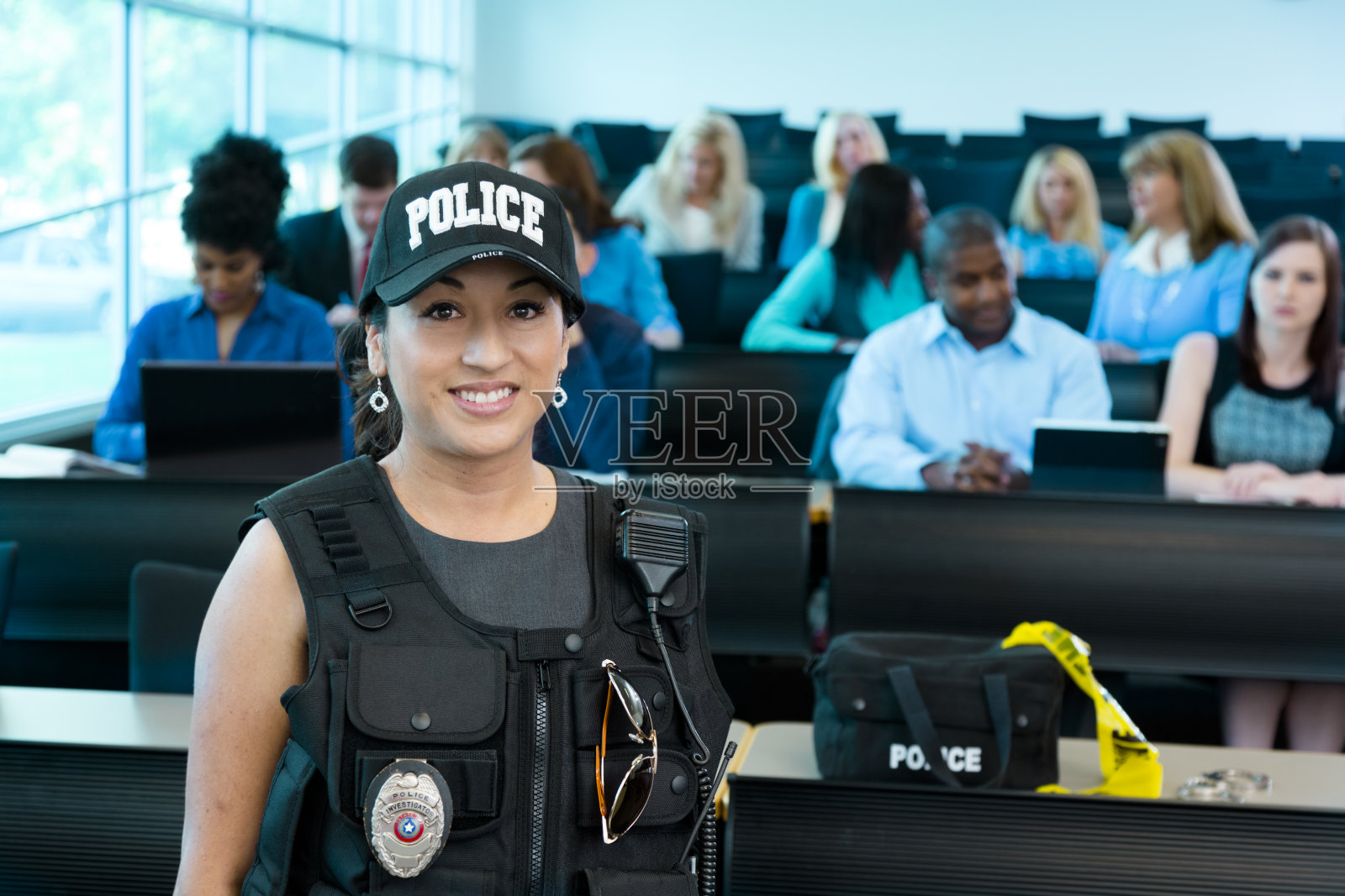 法律:女警察和警察学员说话。照片摄影图片